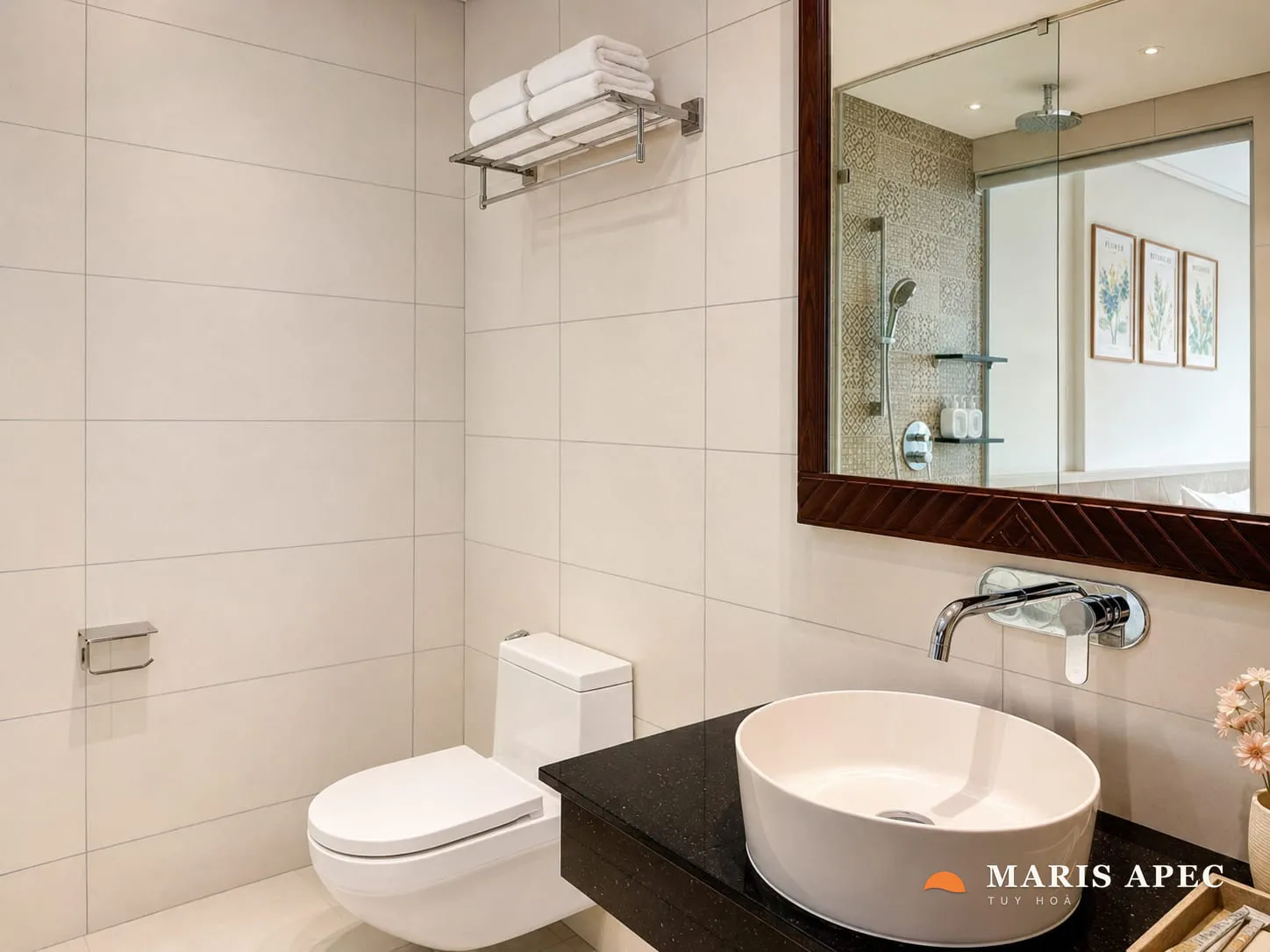 Phòng tắm Sunrise Suite sạch sẽ, có máy nước nóng
