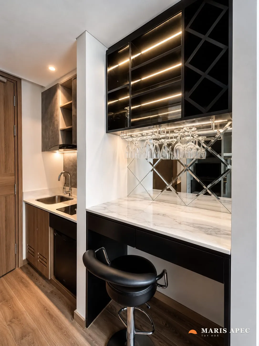 Khu bếp từ và minibar nhỏ trong căn Sunrise Suite