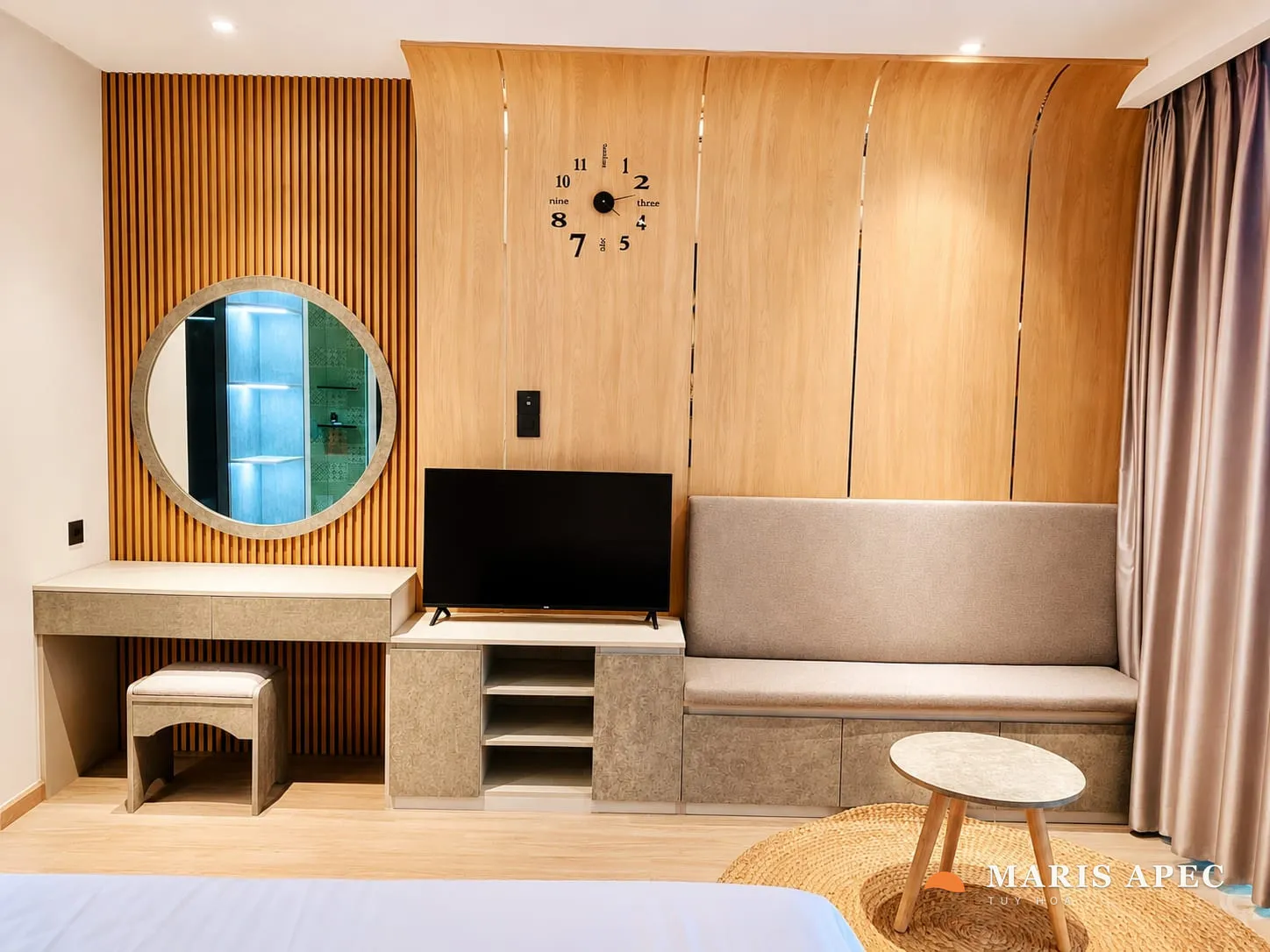 Giường King 1m8 êm ái trong căn Sunrise Suite