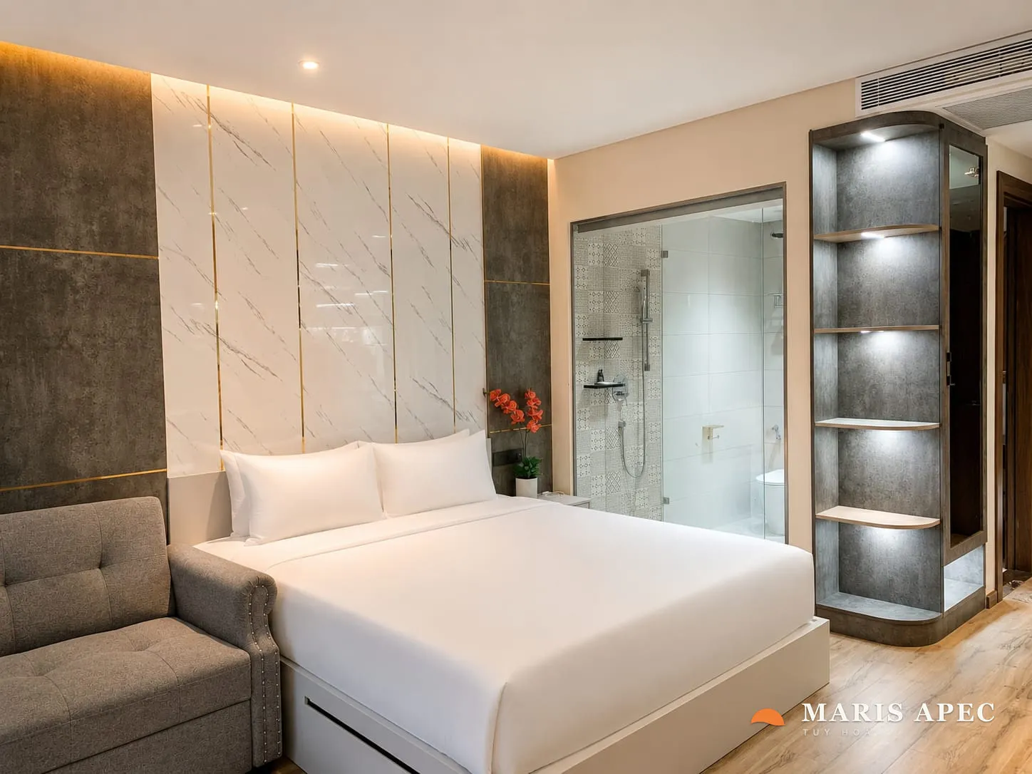 Góc phòng ngủ Sunrise Suite với ánh sáng tự nhiên ban mai