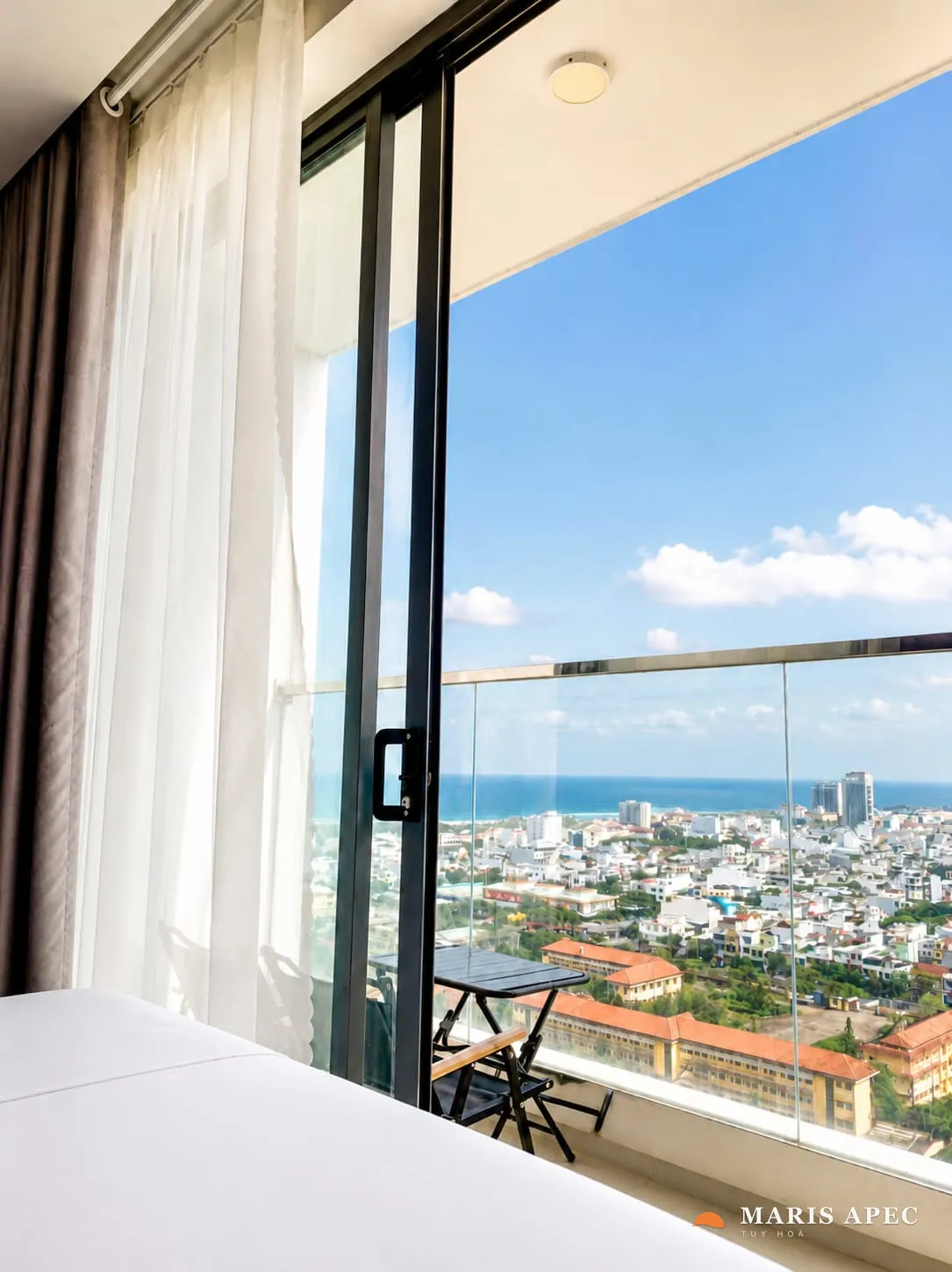 Không gian nghỉ ngơi gọn gàng trong Sunrise Suite